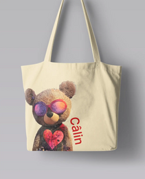 Câlin Tote bag featuring an adorable teddy bear wearing sunglasses and holding a heart, with ‘Câlin’ text written along the side, symbolizing love and care.